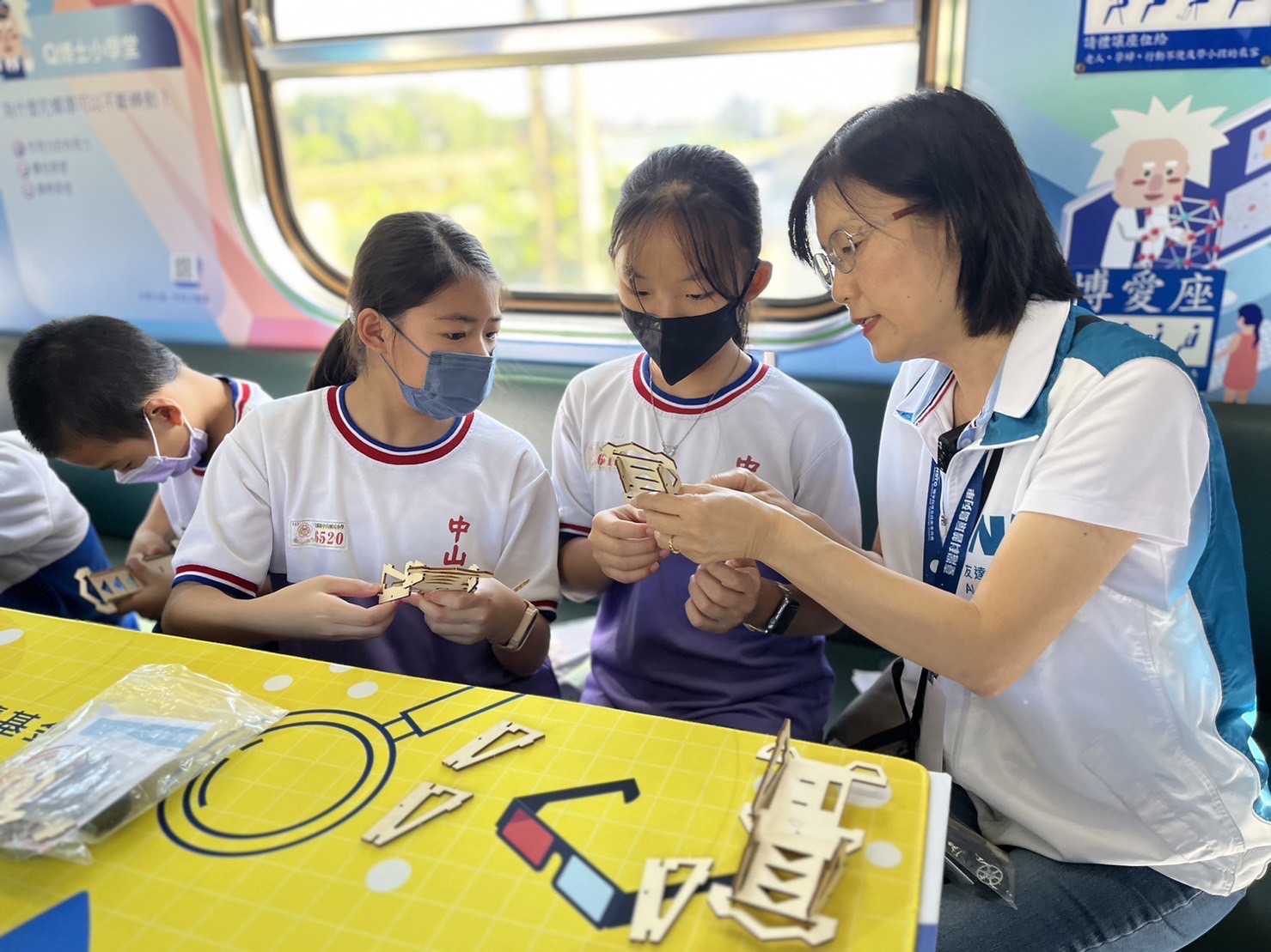 友達永續基金會執行長古秀華及同仁親自擔任科普列車志工，帶領師生們動手做科學，傳遞能源科普知識，讓科學教育向下紮根