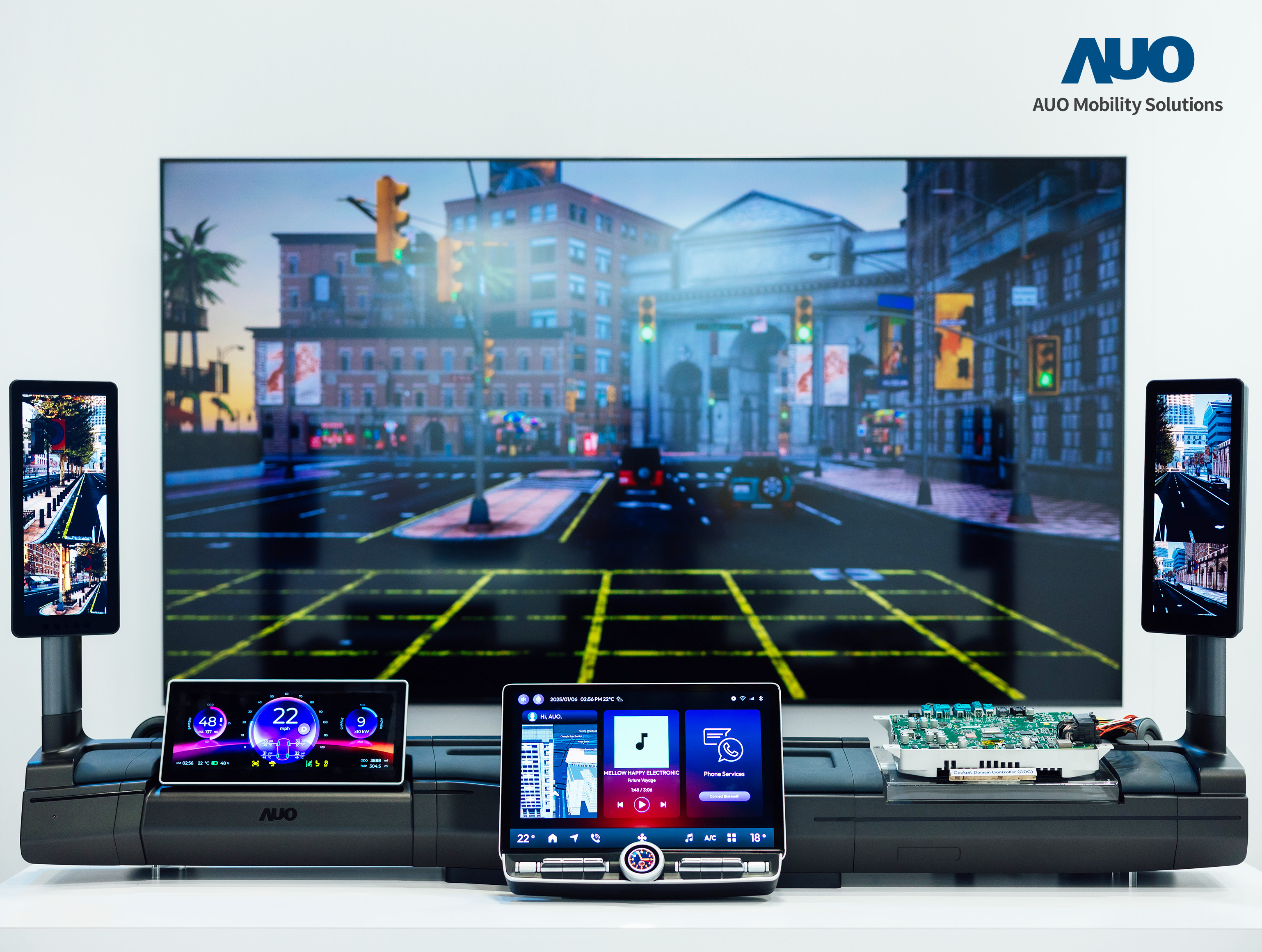 hth·华体智慧行动推出智慧座舱域控平台，支持CDC、分区架构并整合AI运算模块，提供智能体感与座舱互动功能，驱动个人化座舱功能全面升级。