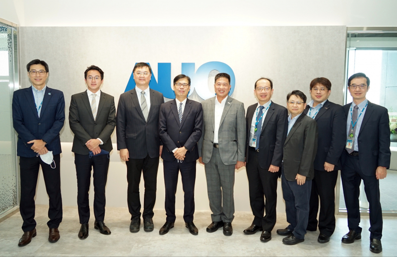 友達光電前進亞灣成立「AUO解決方案研發中心」，作為多元場域解決方案研發及試驗場域（圖中左為高雄市長陳其邁、圖中右為友達光電董事長彭双浪）