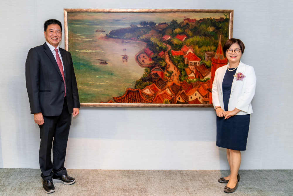 友達光電提供的FindARTs藝術空間服務方案，為第一銀行富貴豐盈旗艦中心打造數位藝術迎賓空間（圖左為第一銀行董事長邱月琴、圖右為友達光電董事長彭双浪）