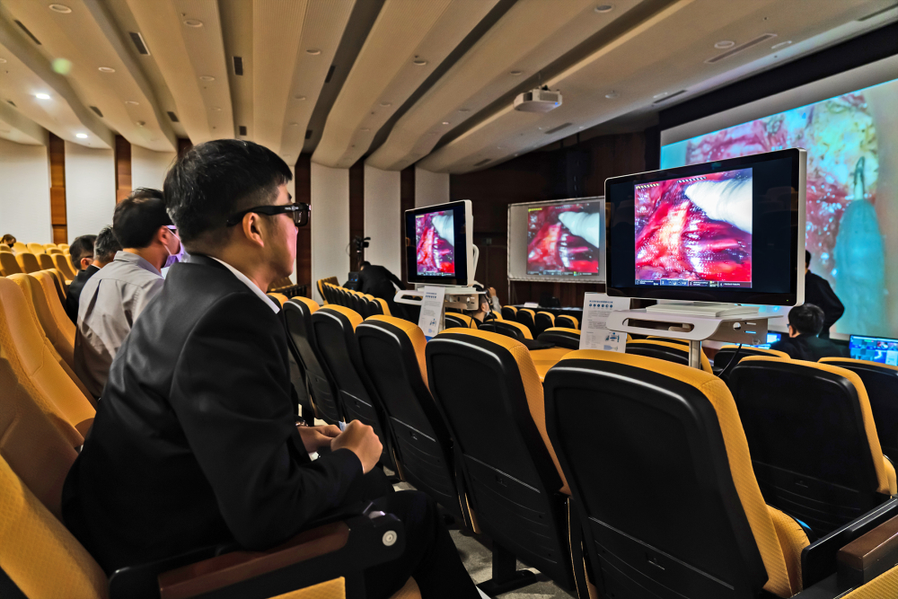 達擎之「達文西外接3D影像解決方案」，將達文西手術機器手臂的3D影像即時連線轉播，在會議室觀摩的醫師們只要戴上偏光眼鏡，就能與執刀醫師看到同步的3D立體影像，如臨操作台現場，縮短達文西手術的學習曲線