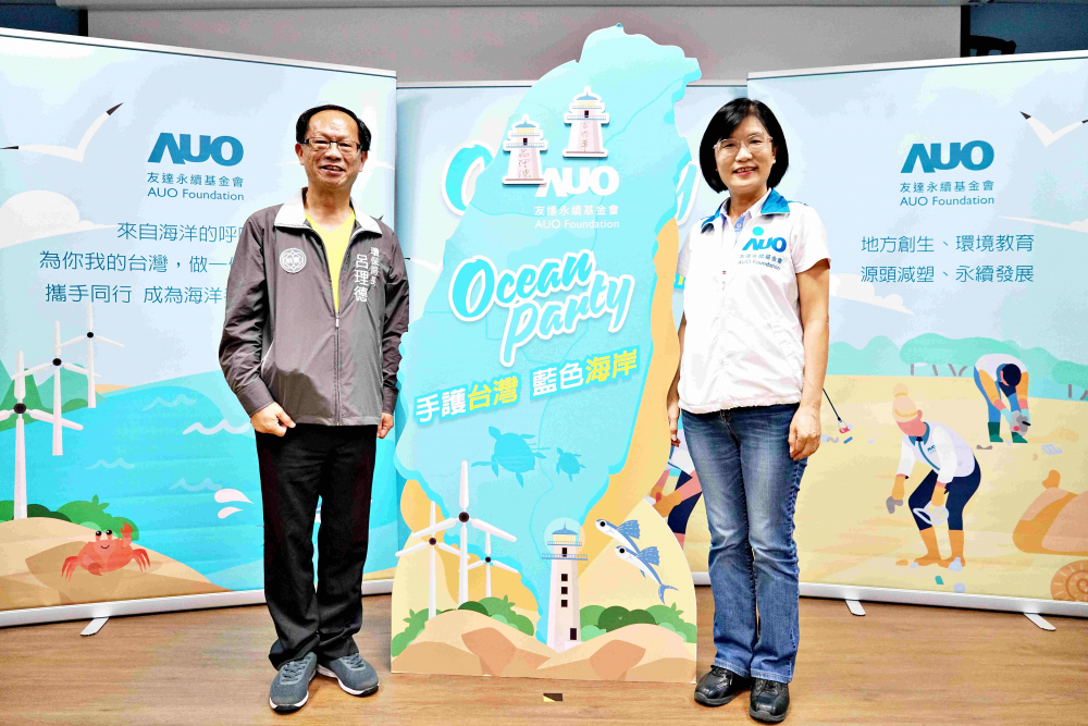 友達光電永續長古秀華（右）與桃園市環保局局長呂理德（左）進行海岸線認養儀式，簽署於象徵藍色宣言的海岸永續燈塔上，承諾以實際行動與環境教育方式，投入桃園海岸線守護行列