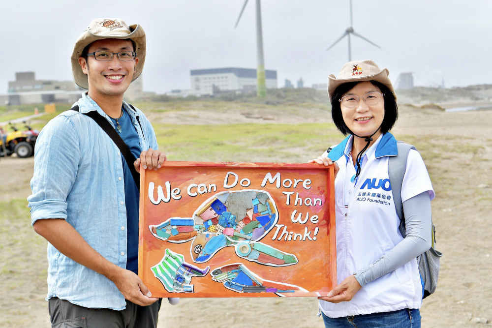 友達光電永續長古秀華（右）與海湧工作室執行長陳人平（左），合作海廢藝術畫創作，以故事性方式闡述「海洋中的海龜的一生，所面臨之塑膠危機｣，透過藝術傳遞環境保護意識