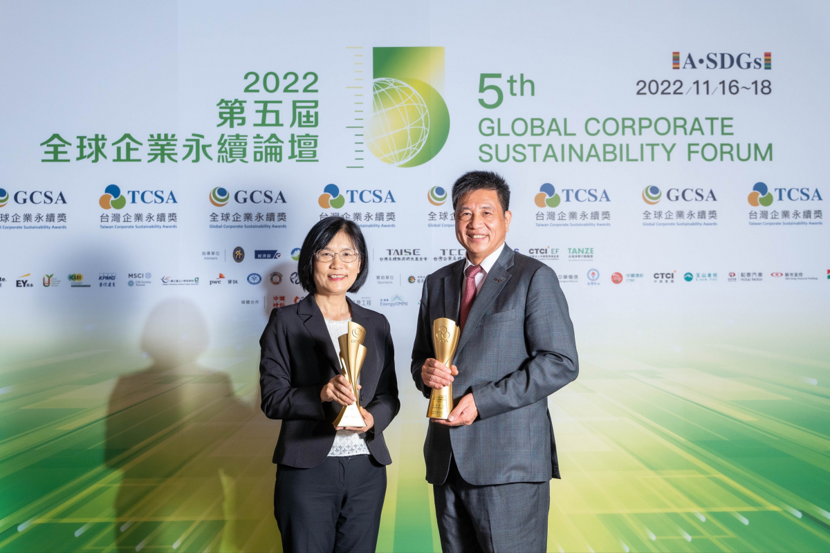 hth·华体作为净零碳排先锋，期引领价值链伙伴同行共好，卫冕制造业组&ldquo;十大典范企业&rdquo; 二连冠殊荣(左：hth·华体光电永续长古秀华，右：hth·华体光电董事长暨执行长彭双浪)