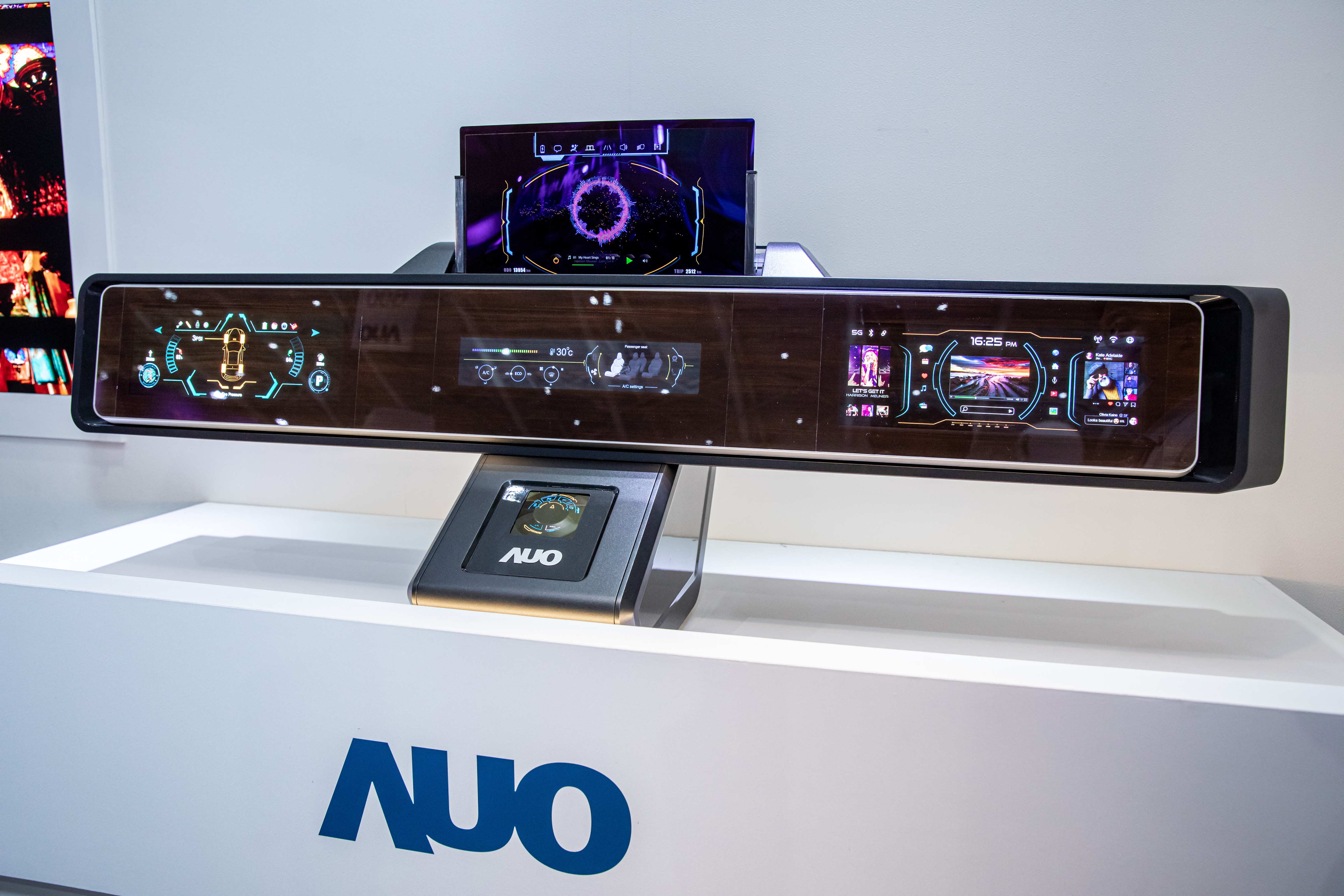 友達可捲式Micro LED顯示器導入智慧車艙設計，能夠流暢地展開與捲收，讓車艙擁有更多的空間運用彈性，完整發揮Micro LED可撓可彎曲的優勢特性