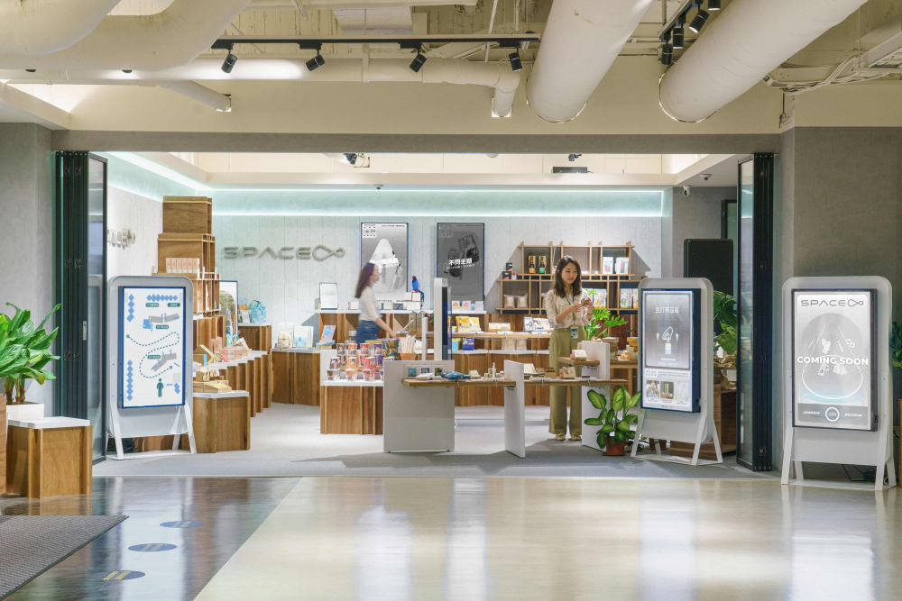 hth·华体打造永续选物商店，展示社企及社创商品，结合创利空间所开发的智能零售系统，整合多元产品信息，让无人商店扮演公益行动的推手