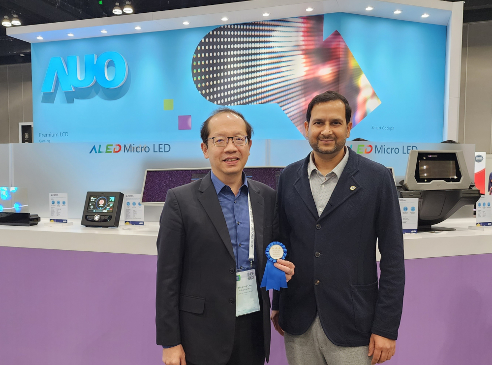 友達光電於2023 SID顯示週，由SID國際資訊顯示學會評選頒發「最佳中型展位獎」。左為友達光電技術長廖唯倫。