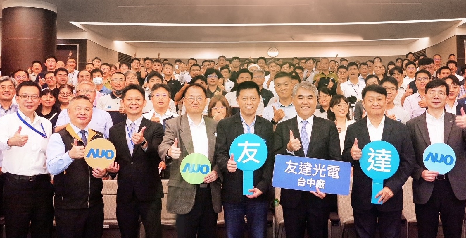 友達以太陽能解決方案領航者，跨足建築領域，4日在台中廠區舉辦「光電建築一體化研討會」，邀請產業先驅共同推動綠化，打造新一代智慧綠建築。