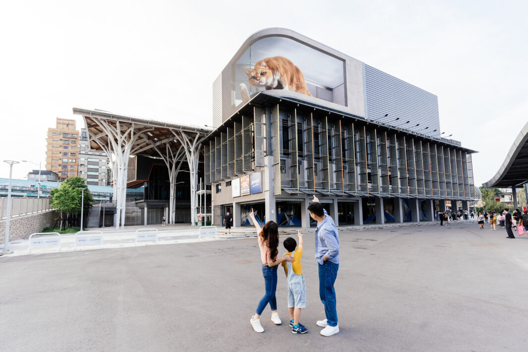 友達打造全台最大戶外裸視3D LED弧形螢幕，將超立體的軟萌胖橘貓動畫活躍於頂樓外牆