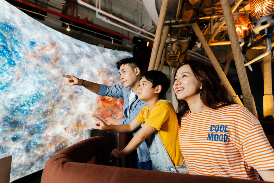 友達打造全台最大寬6公尺、高4公尺、唯一搭載LED弧形拼接顯示屏的動感飛行船，讓乘客駐足在熱氣球上，享受身歷其境的偽出國旅遊樂趣