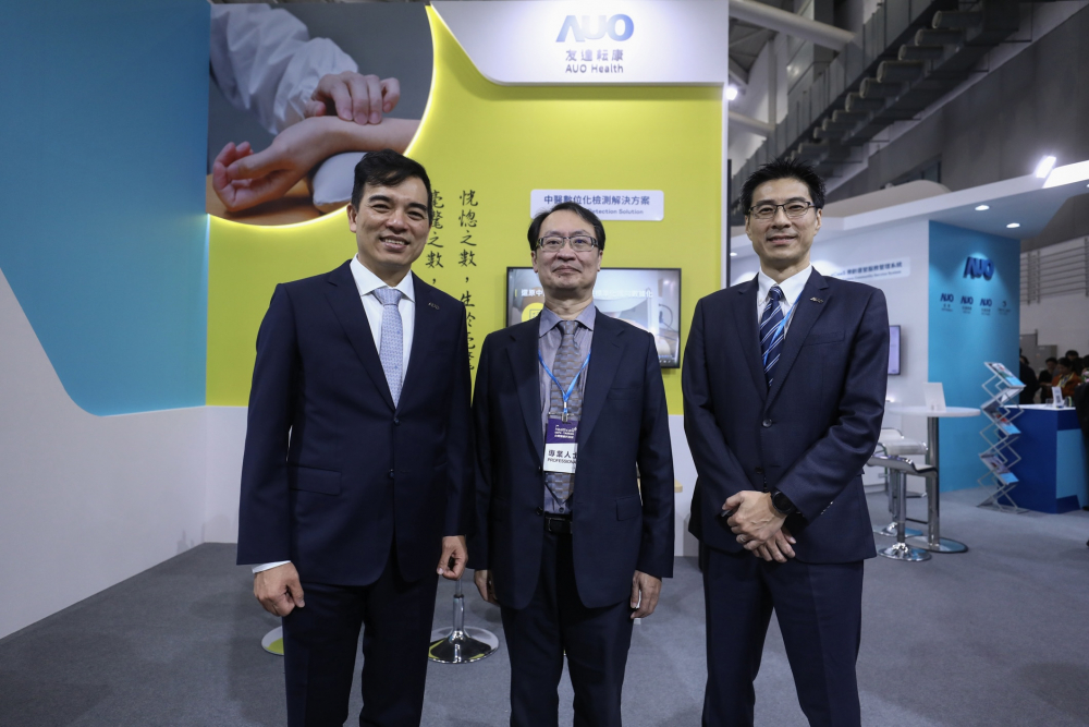 首次於醫療科技展亮相的友達耘康，捐贈數位化檢測設備與研究經費，協助衛福部國家中醫藥研究所打造中醫大數據資料庫。圖由左至右為友達光電執行長暨總經理柯富仁、衛福部國家中醫藥研究所所長蘇奕彰、友達光電智慧醫療事業群總經理廖世宏