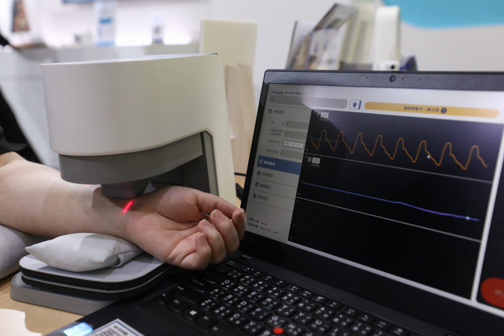 友達耘康脈象檢測系統透過電腦精準控制升降系統，還原中醫師三指把脈過程的舉、按、尋手法，將脈象感受轉化成數據，未來可結合大數據分析，實現智慧醫療及準確性