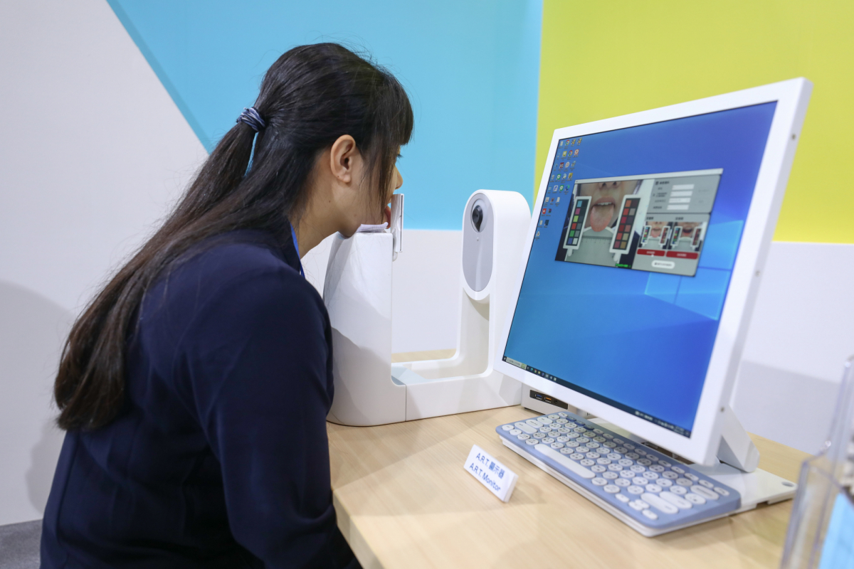 友達耘康延伸友達卓越的感測技術及色彩管理專長，研發出舌象擷取系統，可提供數據化、影像化的檢測結果，輔助醫師與專業醫事人員做為臨床研究、檢測結果評估與檢測紀錄的留存