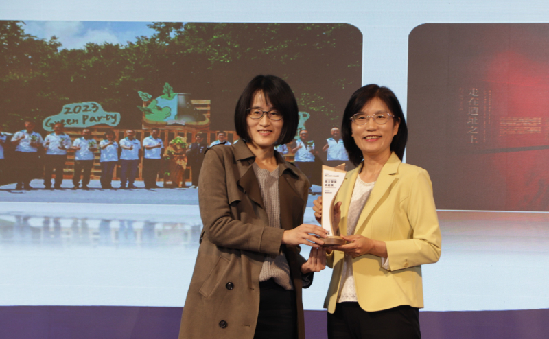 友達保存「西大墩窯遺址」且推廣在地文史教育不遺餘力，今（6）日獲頒「人文企業獎」地方發展獎之最高榮譽典範獎。由文化部陳文婷簡任視察（左）頒獎，友達永續長古秀華（右）代表受獎