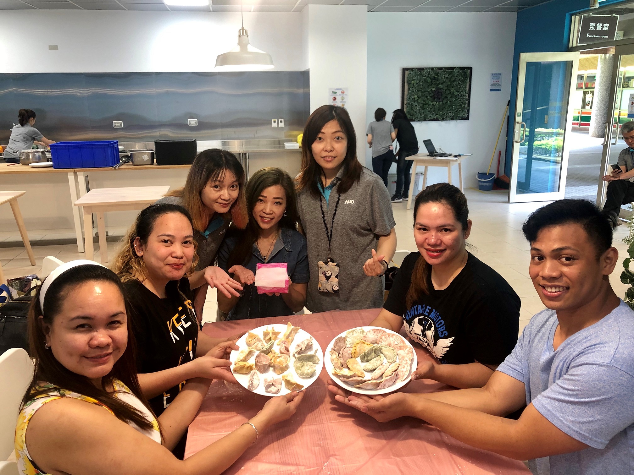 友達將DEI理念貫徹到企業文化和實踐，舉辦如台菲廚藝交流等活動，讓同仁了解彼此文化差異、培養情感