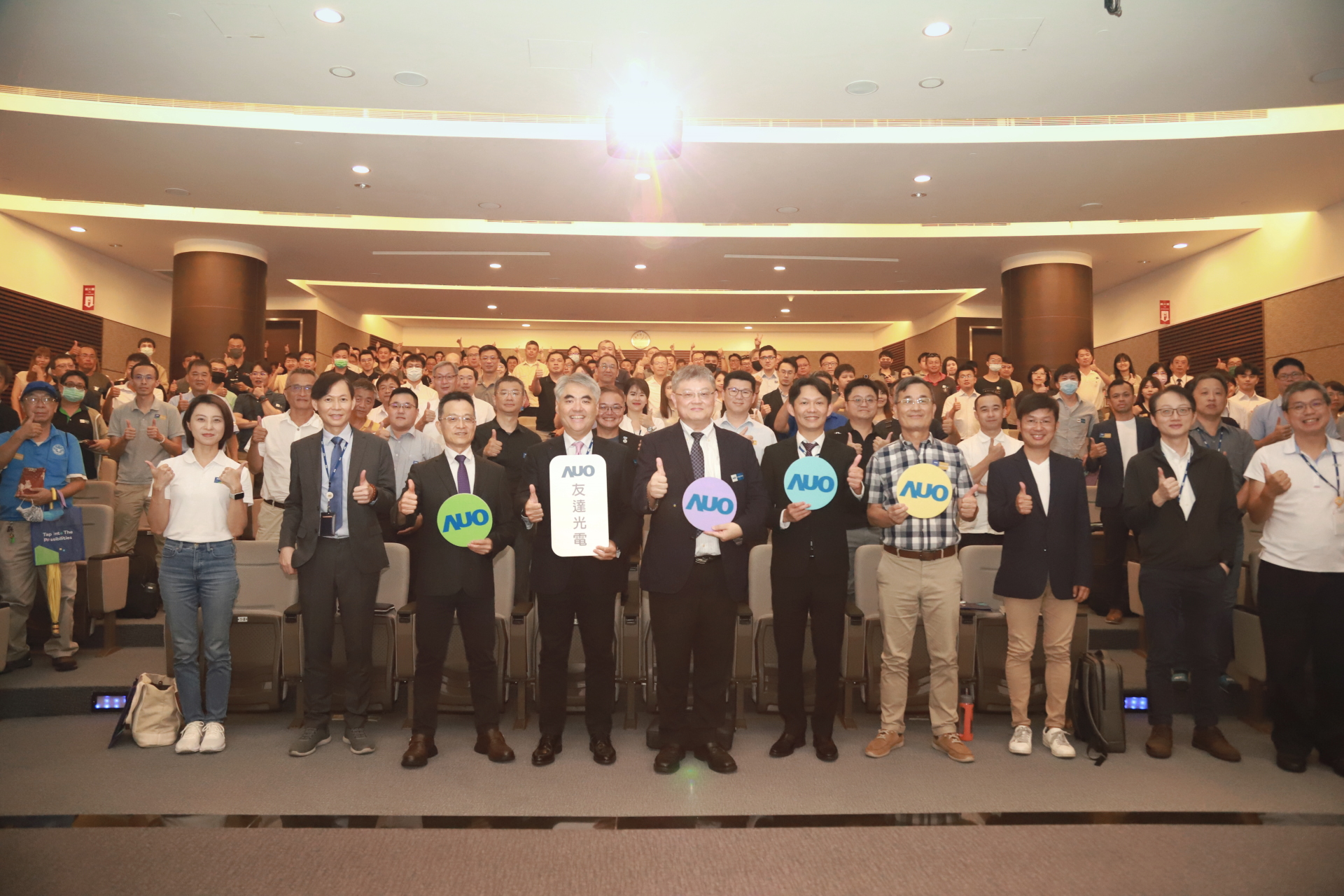 友達光電邀請領域專家共研再生能源發展、電力需求及建築物減碳等議題進行交流，盼共擘綠色永續生態圈的嶄新契機。