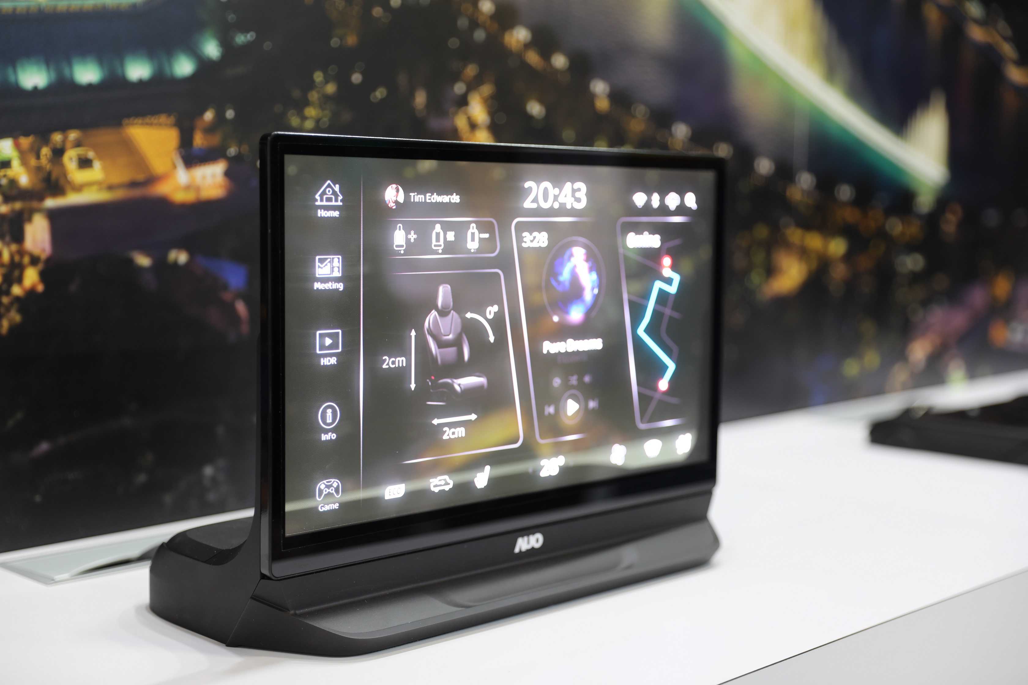 友達將Micro LED透明顯示技術整合黑切換技術的解決方案，釋放強大的技術自主開發能力，跨越室內外應用界限，開創業界第一台17.3吋快速黑切換透明觸控Micro LED顯示器