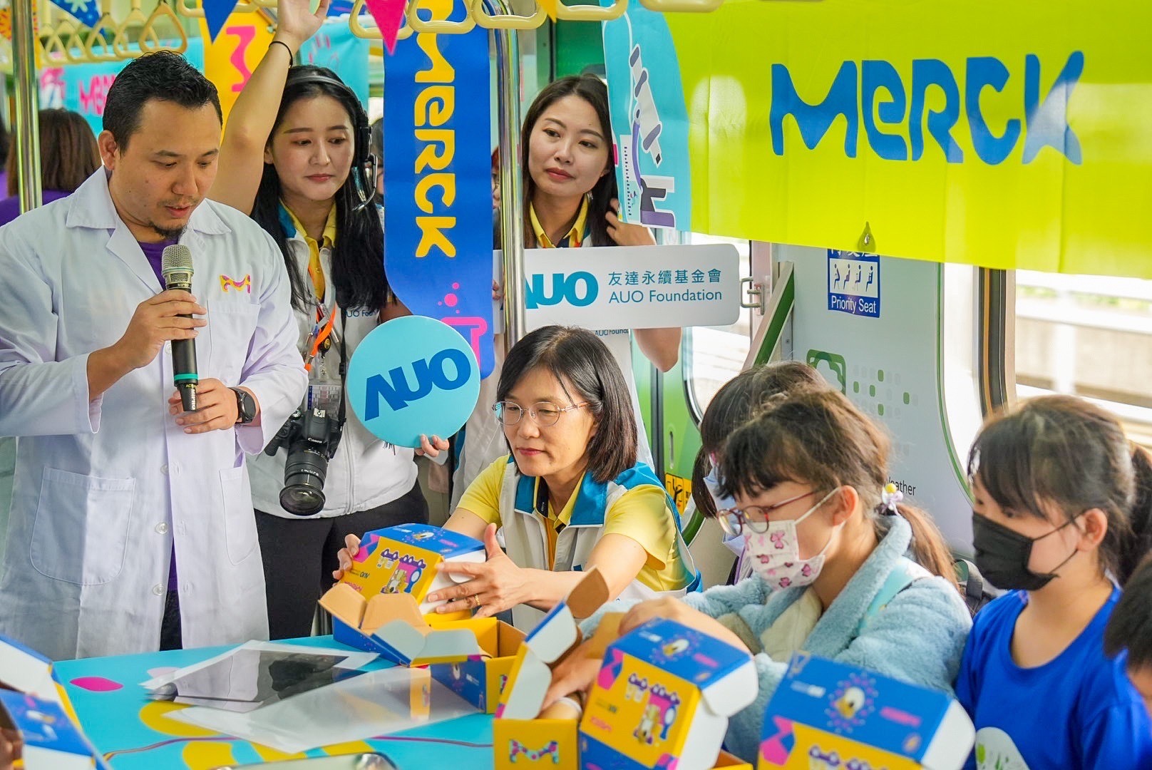 友達以光電、再生能源、水資源三大核心，設計「再生能源和循環經濟」多元永續教育主題，並攜手供應鏈夥伴默克開發創意科學教材及實作體驗，期讓永續素養透過科學探索向下扎根