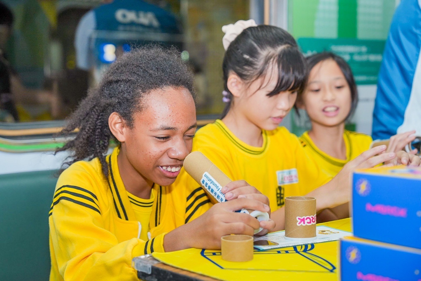 友達與默克分別回收不再使用的偏光片及液晶顯示模組，設計光電課程「玩轉光與闇」，讓學生們親手製作偏光萬花筒與簡易液晶顯示器，實踐循環再生的永續理念