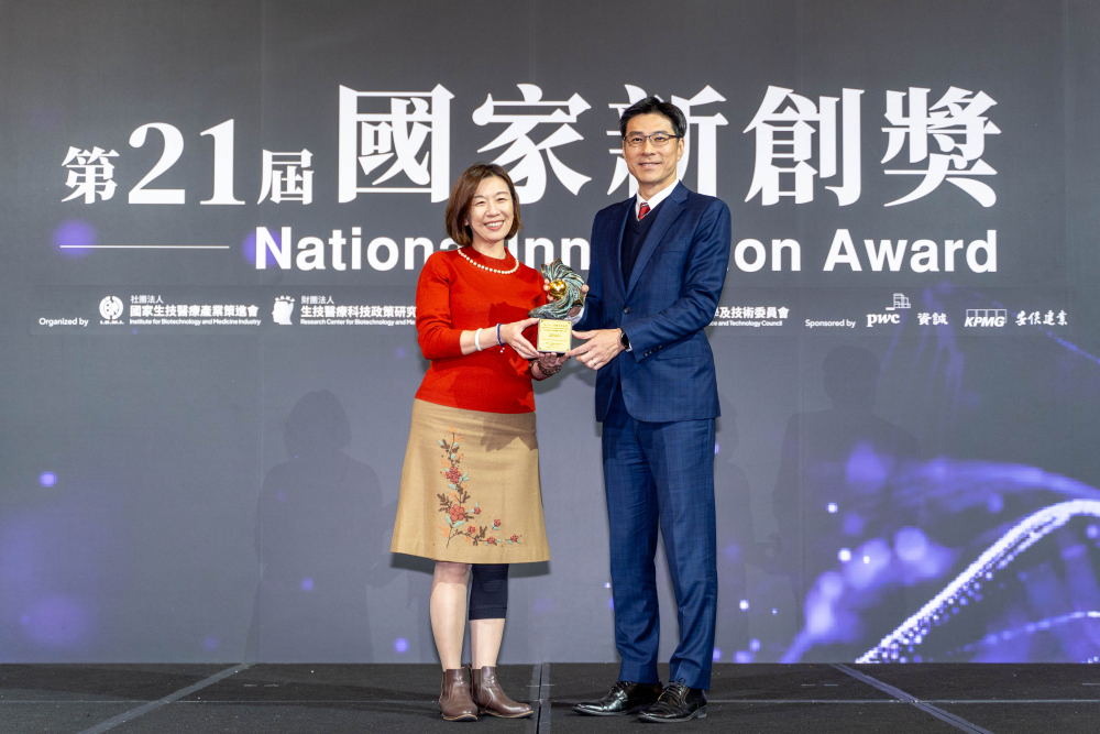 友達旗下子公司友達耘康與達擎分別以「中醫數位化檢測解決方案」及「寬視角3D醫療顯示器」獲得第二十一屆國家新創獎「智慧醫療與健康科技」類別的「企業新創獎」與「國家新創精進獎」兩項殊榮。圖左為衛生福利部政務次長林靜儀、圖右為友達光電智慧醫療事業群總經理廖世宏