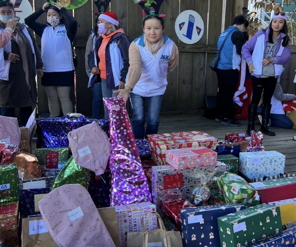 友達永續基金會「圓夢列車」年年迴響熱烈，認捐同仁精心挑選禮物、巧手包裝，整理成隊後，將祝福一一打包送出