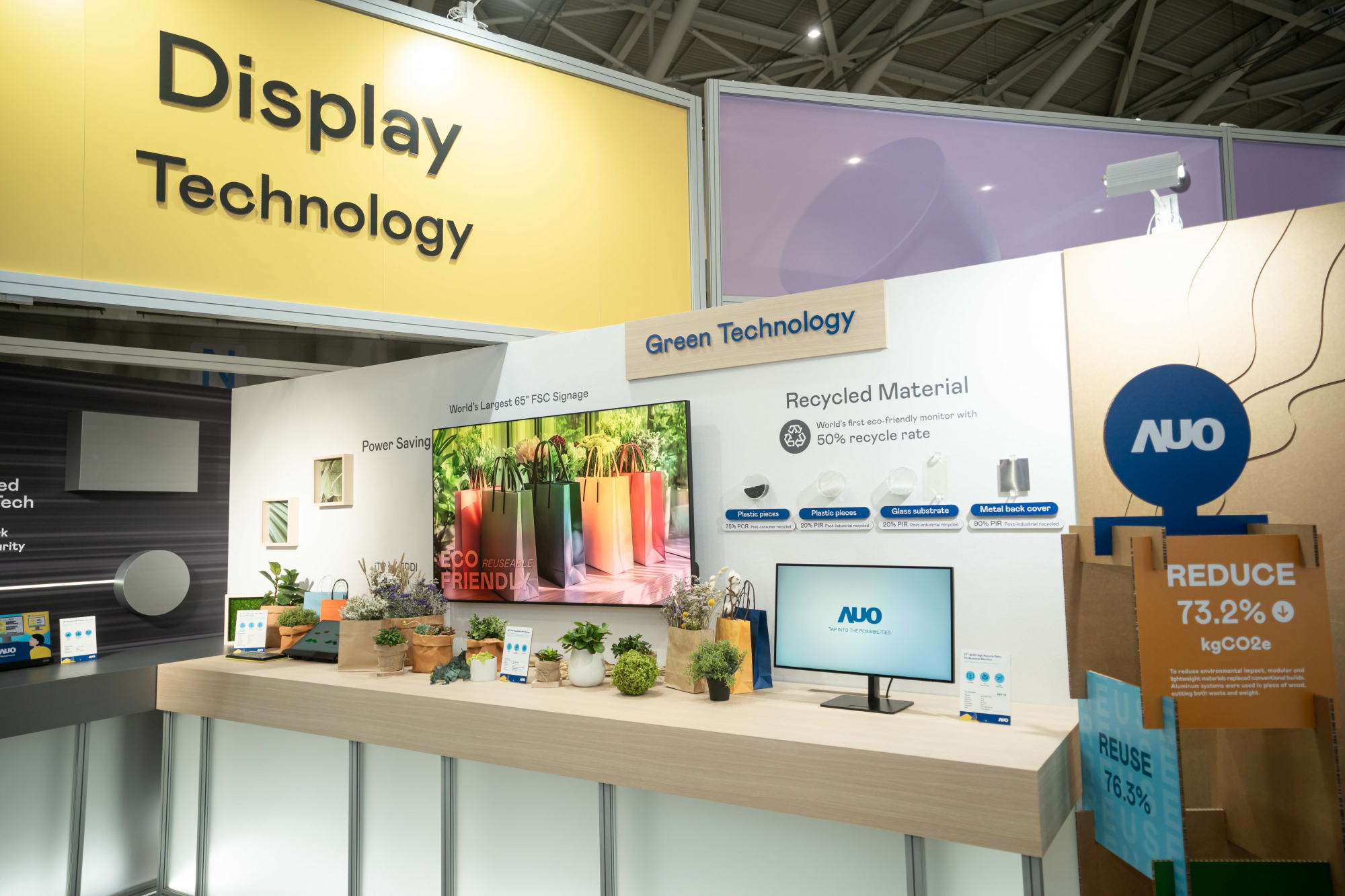 友達Touch Taiwan 2025雙展位再度獲etouch 綠色裝潢設計獎肯定；智慧顯示展位以鋁製模組系統取代傳統木作施作，並在相關裝潢物與設計使用可回收、可重複使用的材料，體現低碳與循環精神。