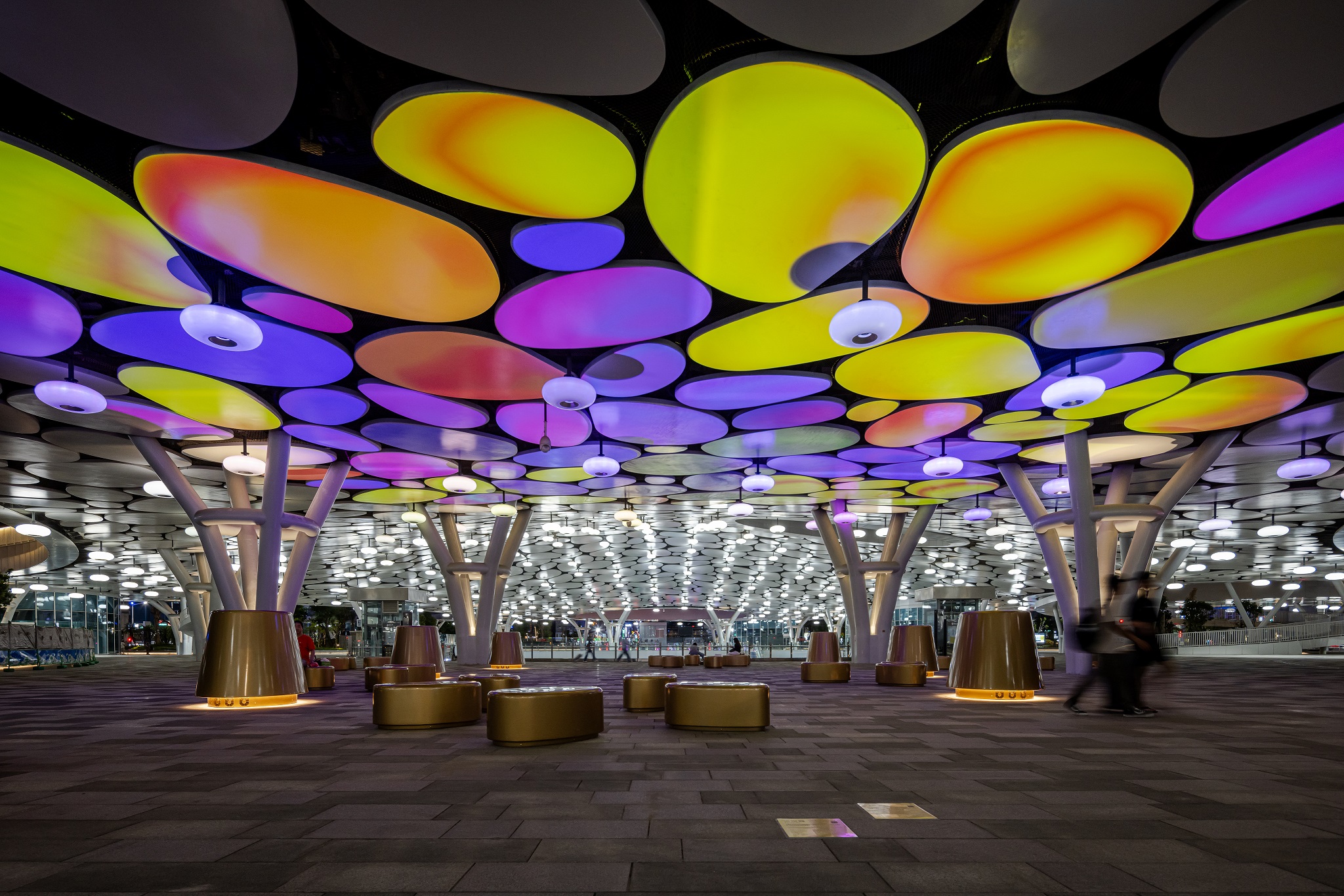 於「染色彩」作品中，創利空間協助藝術團隊將高雄車站天棚2700片鋁製雲朵染上繽紛色彩，從設備設定、光影軟體串接到現場調校，確保光線準確落在雲朵表面，展現層次與意境