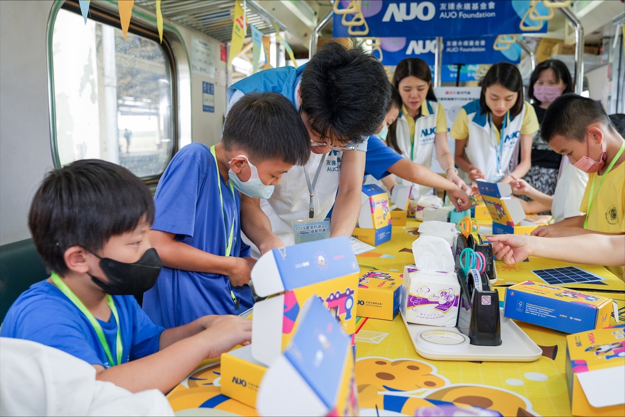 今年友達設計「光電、再生能源、水資源」三大課程主題，攜手供應鏈夥伴默克及大豐環保，以循環經濟理念開發創意教材