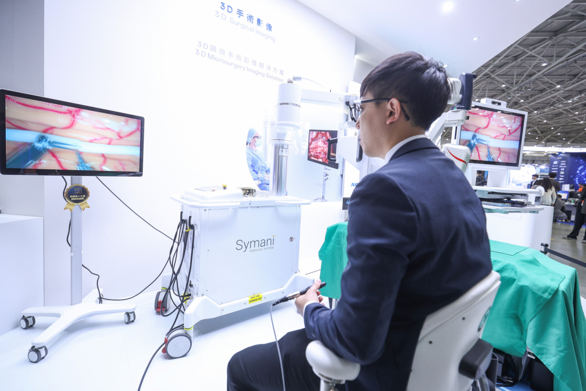 达擎推出〝3D显微手术影像解决方案〞，将3D影像技术从腹腔内视镜手术延伸至神经、血管、淋巴等高难度显微手术，提供超清晰立体视野，协助医疗团队在复杂手术中完成精准细腻操作。