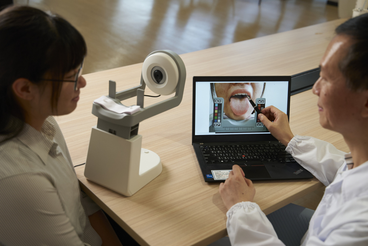 友達耘康的「舌象辨識軟體」則運用AI與大數據技術，可快速辨識舌色、舌形、苔色、苔質等特徵，顯著提升舌象辨識效率，優化檢測流程。