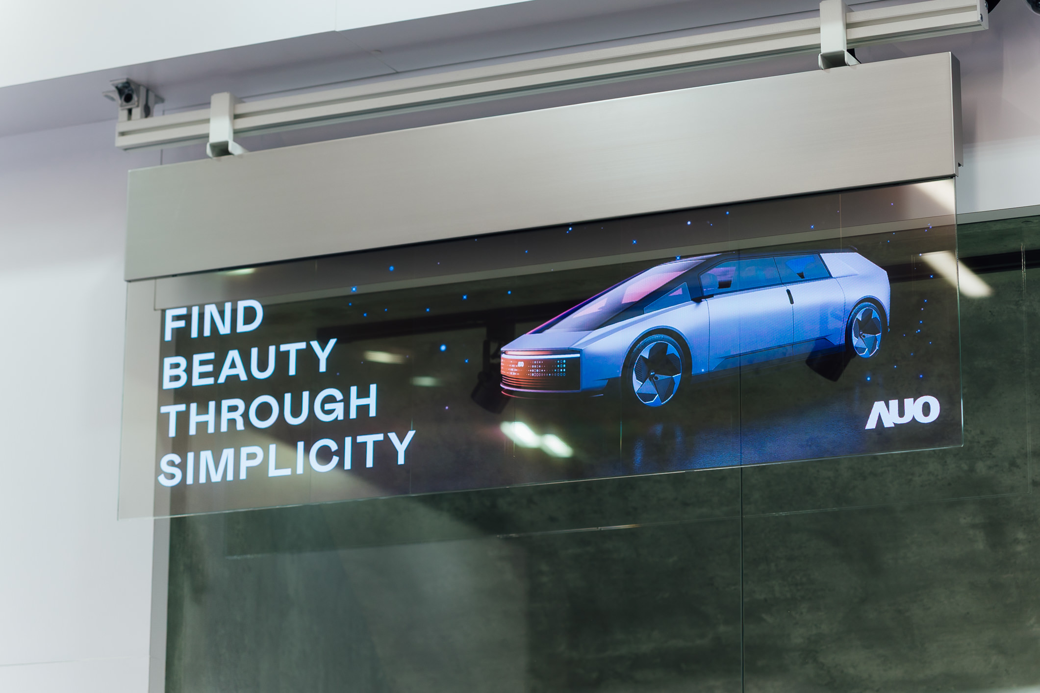 具备高亮度透明感的54吋透明Micro LED智慧广告牌，可无限拼接不同尺寸，营造出兼具科技感与美学的沉浸式氛围，适用于旗舰店、展演空间等多元场域。