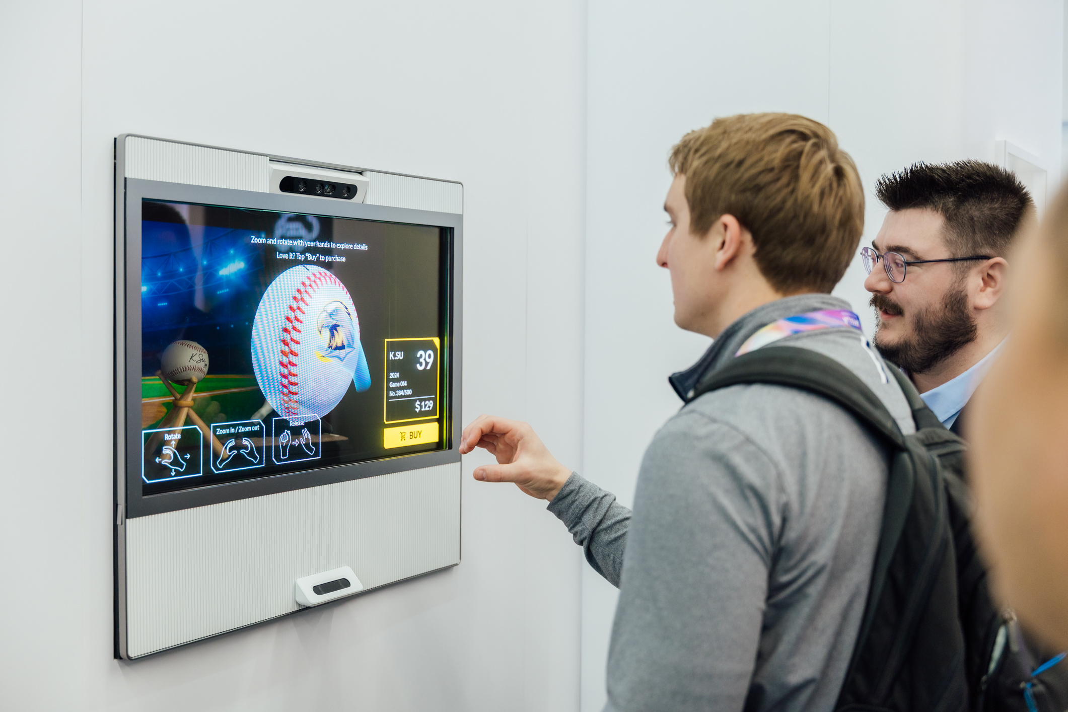 hth·华体智慧行动透过专属展间，与客户深度聚焦，密切探讨产品协作共创的机会与落地的可能性，激发人车互动的创新再进化，并结合输出国际的Micro LED前瞻技术跨界应用，揭开更多元精彩的应用情境。