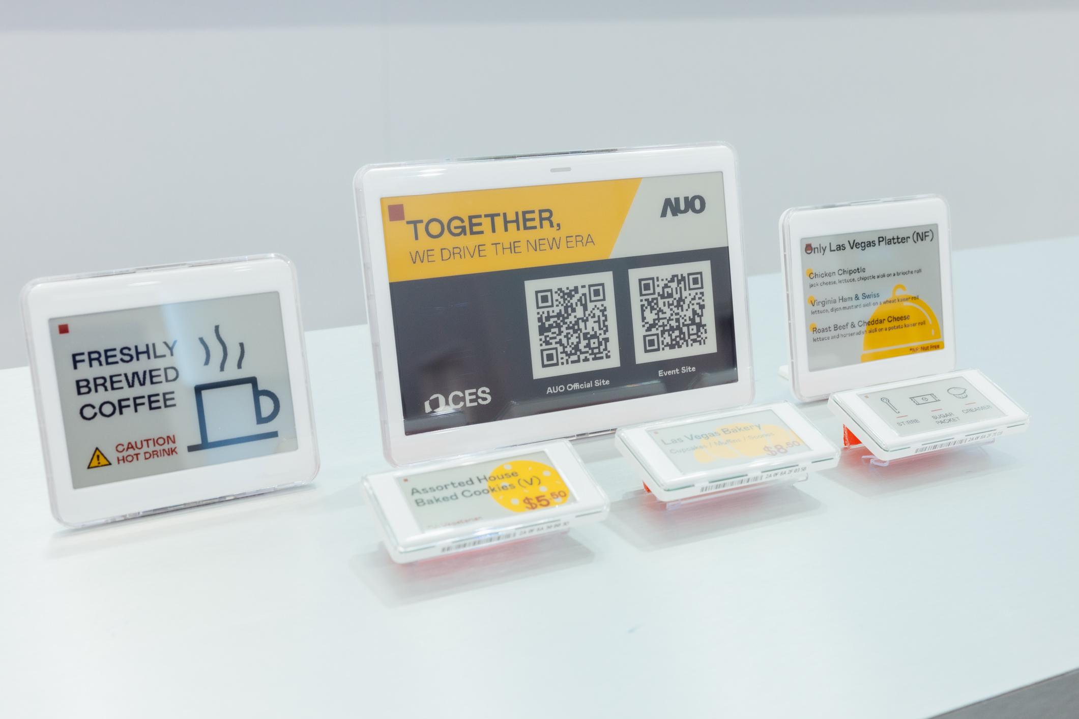 达擎开发的低功耗、全彩的aecoPost电子纸解决方案，仅在更新画面时需要微量的电力驱动，无需布建电线的便捷设计，使其可灵活应用、弹性选择置放处；可搭配aecoTag电子货架卷标解决方案，驱动商店内所有数字广告牌和电子货架卷标，以远程控制实现动态变价，提升门市人员作业效率，并以无纸化落实永续经营目标。