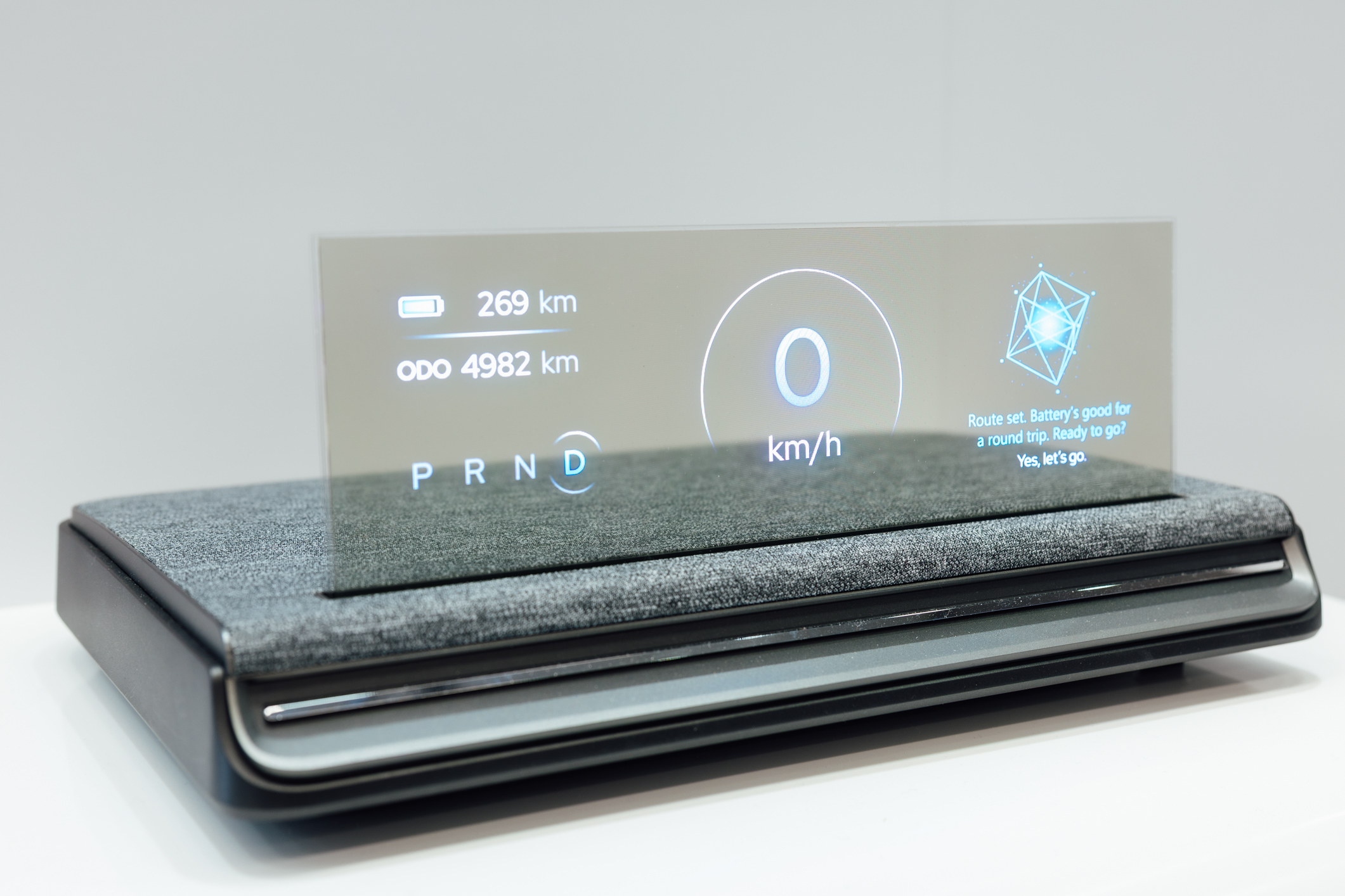 全球首款Aero Module透明Micro LED显示器模块外观轻盈通透，可与数字内容完美融合，提供动态显示、先进控制、个人化沉浸感受。