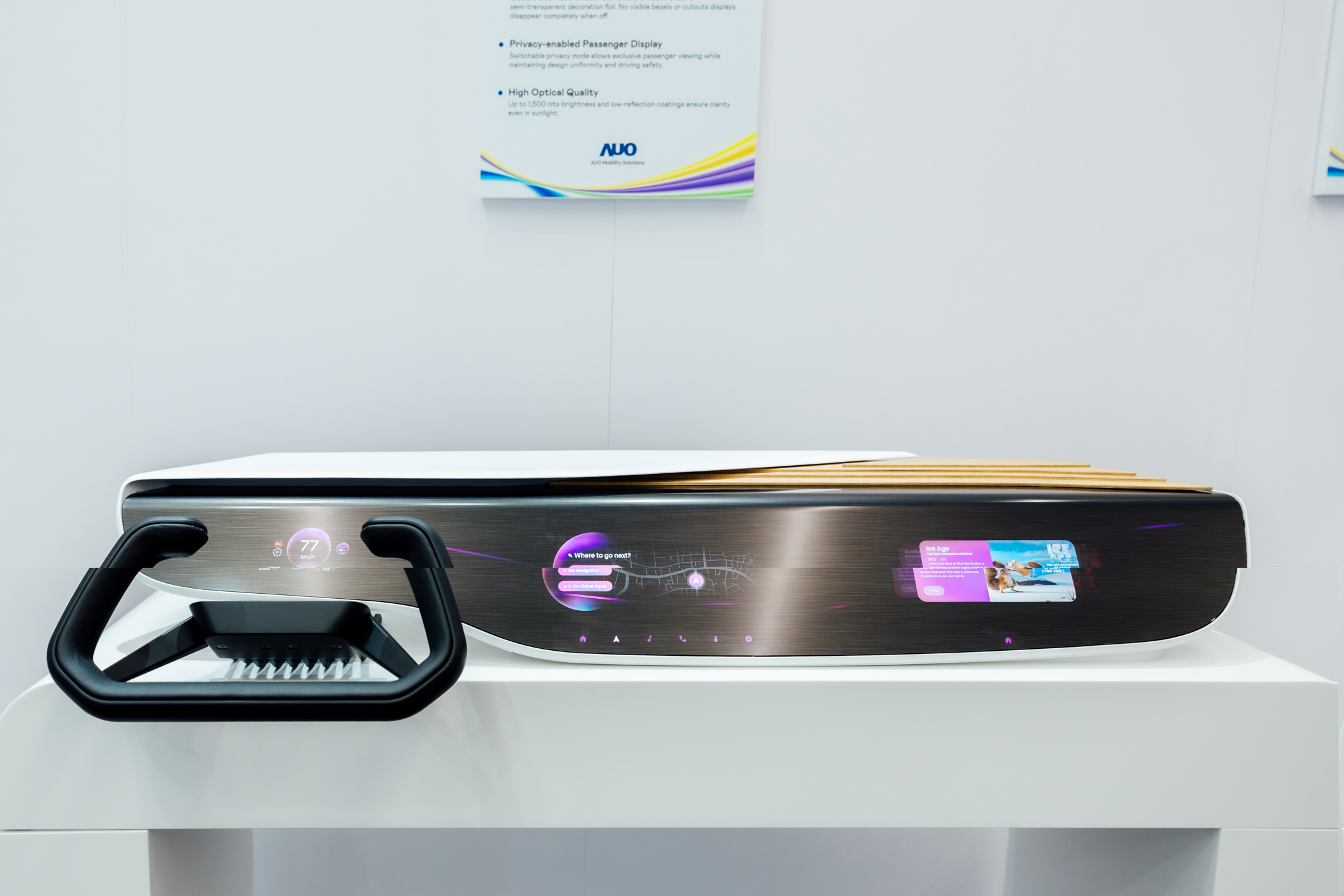 Horizon Intelligent Dash将仪表板、中控信息显示器及乘客信息显示器整合为一个无缝接口，营造端到端的一体化大尺寸显示效果，并透过hth·华体智慧行动所开发的域控制器启用AI驱动，支持讯号实时诊断与智能空调控制。